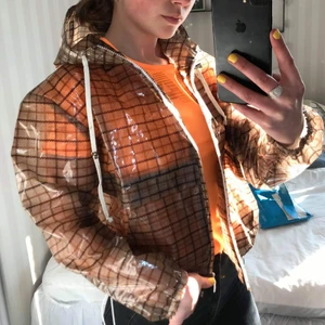 Regnjacka från NAKD - As fet regnjacka från NAKD där tröjan syns igenom. Skit snygg på festival eller fest! Storlek S och Resår i midjan. Jackan är i nyskick, Säljer då jag har för många jackor. (Gratis frakt)