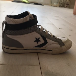 Converse  - Snygg sko ifrån converse i strl 36. Inte något stort fel på den så utom lite små fläckar på snörena. Min bror säljer de pga dom är för små. Köparen står för frakten!!