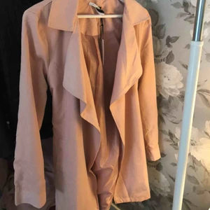  - Fin vårkappa i ljusrosa färg med lite beige i sig😊aldrig använd därav är lappen kvar, ”skärpet” går att fixa på det sätt som man själv vill.  100kr + frakt 