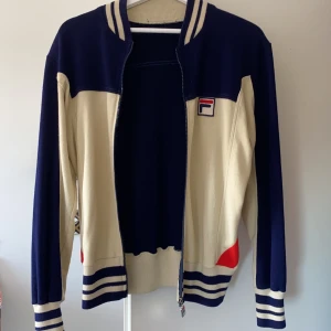 Trendig vintage kofta från Fila - Säljer en skit soft kofta från Fila, använd ca 2 gånger. Nice att ha en kall sommarkväll;)