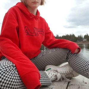 Fila hoodie - Jätteskön fila hoodie, använd men i otroligt bra skick. Köpt på plick, passade inte oversized för S men skulle för XS. Tröjan är inte nopprig mer än i kragen, märks ej. Tyget är som nytt inuti, inga fläckar, hög kvalitet på muddar och varm mysig luva.