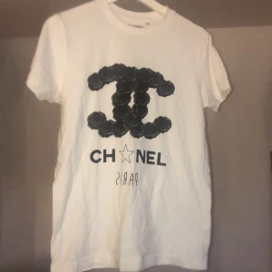 Vit t-shitt  - En vit t-shitt från doctorfake med CC märke