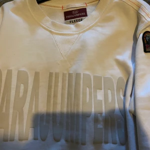 Parajumper  - Parajumper swetshirt, köpt på johnells för 2199kr använd 1gång, tags och allt finns kvar. Strl Xl passar även L