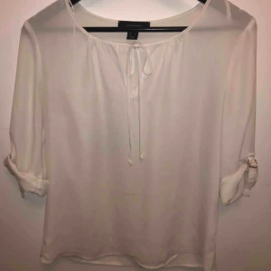  - Säljer en fin blus som tyvärr blivit för liten för mig, storlek 36🌺