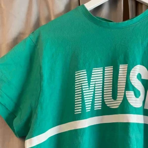  - Pris kan diskuteras! Snygg t-shirt med tryck!