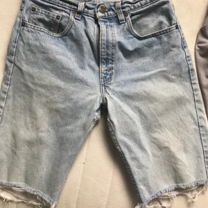 Levis shorts i xs/s - Supersnygga shorts från Levis. Supersnygg tvätt. Det enda är att det är en fläck som man under ena bakfickan. Jag har inte orkat få bort den. Därför är priset så billigt. 