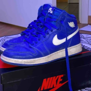  - Air Jordan 1 Retro High OG ”Hyper Royal”  Skorna är sköna och lätta att gå i! Storlek 40 Original låda medföljer!!  Buda i kommentarerna eller privat.