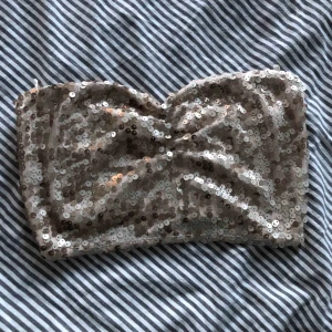 Fin topp från bikbok - Fin topp som kan användas till fest eller på en härlig sommardag. Ord pris: 129kr