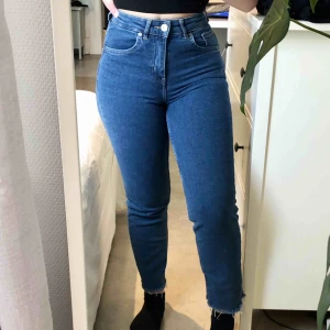  - Blå högmidjade jeans från H&M med slitningar nedtill. Passar W25/L30 eller XS! Frakt tillkommer💙