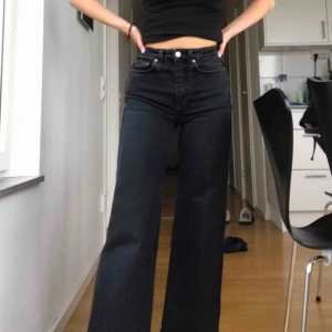  - Ett par otroligt snygga Weekday jeans i modellen Veer! Köptes här på plick men är tyvärr inte riktigt i min stil, men så fint skick och riktigt trendiga🥰 frakt tillkommer!😇 BUD PÅ 250kr, BUDGIVNING SLUTAR PÅ SÖNDAG