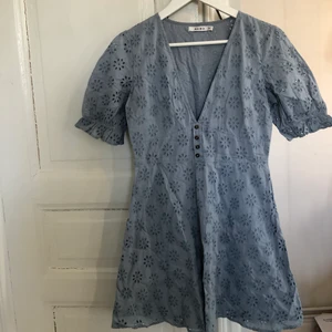 Klänning  - Söt ljusblå klänning från Nakd. Skulle säga att den är ganska liten i storleken, är vanligtvis inte en 38. Använd ett fåtal gånger. Köparen står för frakten 💓