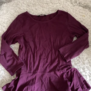 Plommoneröd peplumtröja - Säljer denna otroligt fina peplumtröja då jag tyvärr aldrig använder den 🥺 Storlek S och den sitter jättefint på kroppen! Betalas med swish och köparen står för frakten 🦋