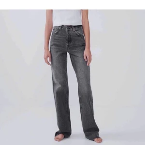 Gråa jeans - Jeans från zara i fint skick! Storleken är 38 men passar 36😊 vill gärna bli av med dem snabbt! 