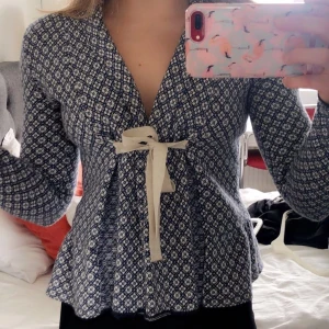 Tröja från ODD MOLLY - Fin tröja med knyte från ODD MOLLY, storlek 2 men insydd så passar en xs/s beroende på passform 