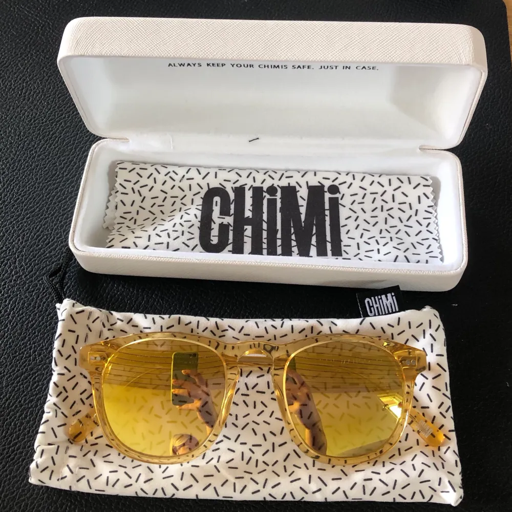 Chimi solglasögon i modellen 001 i färgen mango, köpta för 999kr men endast testade. Pris kan diskuteras! Frakt ingår :). Accessoarer.