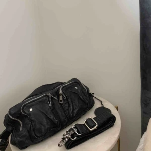 NUNOO väska - Säljer min fina NUNOO väska i bra skick.🧡 Den är i 100% läder och är köpt för 1600kr.  Mått: 34 cm x 19 cm x 11 cm.   