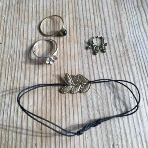  - Ring mässing med svart sten, 7cm omkrets, 50kr Ring silver blomma, 7cm omkrets, 50kr Fake septumring mässing, 50kr Tännarmband 70kr/st Armband löv, mässing, band reglerbart, 50kr  