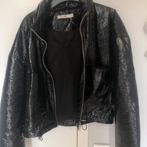 NAKD patent jacka strl 34 - Lackjacka i storlek 34, använd fåtal gånger,  Nypris 500kr