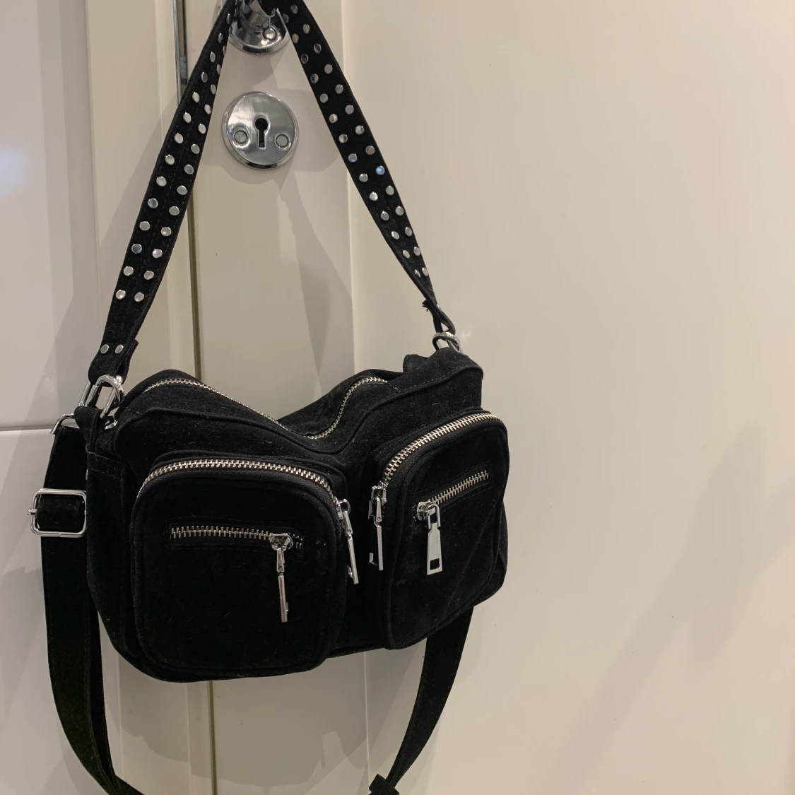 Svart väska med detaljer  - 90