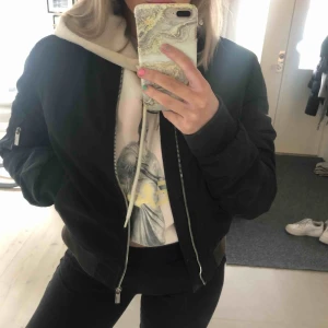  - Säljer denna sjukt snygga jacka från crocker med snygga silver detaljer! 