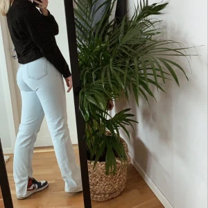 Snygga blå jeans med slits  - Dom perfekta blåa jeansen. Jag säljer dom då de blev lite fel i storleken och dom töjde ut sig mer i midjan än jag trodde så dom kommer inte riktigt till användning. Dom sitter bra överlag förutom i midjan då. Jag brukar ha ungefär W26/27 L32