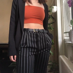 Randiga kostymbyxor från Bershka  - Supersnygga kostymbyxor från Forever 21. Materialet är skönt och byxorna har en len insida. 