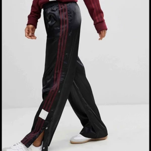 Adidas popper pants - Popper pants från Adidas i strl 38, använda en gång. Såå fina men tyvärr lite för stora på mig (brukar ha strl 36). Priset är exkl. frakt, möts även upp i Göteborg. 