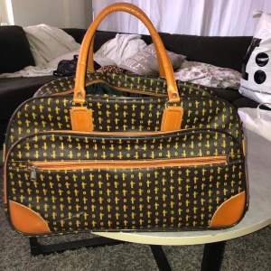 Väska - Stora dragkedjan är sönder men går att laga. Finns i Rissne.