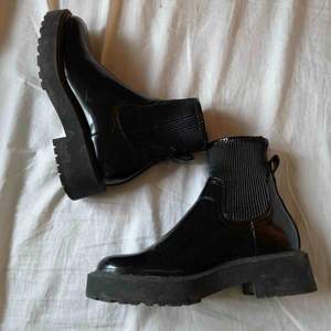 Svarta gummi boots, använt ett par gånger köpta för några månader sen. Frakten ingår 