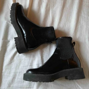  - Svarta gummi boots, använt ett par gånger köpta för några månader sen. Frakten ingår 
