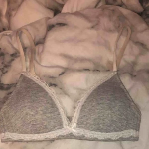  - Säljer en grå bh med spetts på😍 använd ca 5 gånger, mycket bra skick, köparen står för frakt