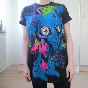 Iron fist t-shirt - Fantastisk tröja från Iron Fist som det smärtar mig att sälja då den är så jävla cool, men den används tyvärr för sällan😭 storlek XL, på bilden har jag rullat upp ärmarna. Priset är inklusive frakt!