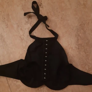 Bh/topp - Bh/topp/bikiniöverdel med halterneck. I princip oanvänd så fint skick! Priset är exklusive frakt, kan både mötas upp i Göteborg och skicka! Obs, katt finns i hemmet!