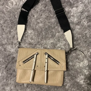 Cool väska med nitar - Ursnygg magväska. Använd fåtal gånger 