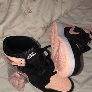 Air Jordan 1 storlek 39  - I storlek 39, för trånga för mig. Kan bytas ut mot 40-40,5 eller köpas för 1.500kr. Pris kan diskuteras!! Extra snören ifall man vill byta färg. Helt splitternya & supersnygga!!!