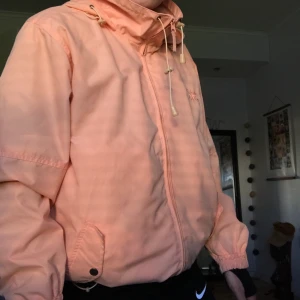Rosa jacka - Ljusrosa jacka i väldigt fint skick. Säljer den för 200 kronor plus frakt. 