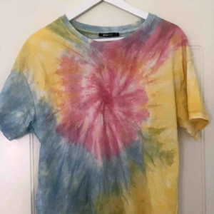 Tröja från gina - Säljer en asball tröja ifrån Gina tricot! Storlek M men den är väldigt liten så passar mig perfekt som är en XS men det beror ju på hur man vill att den ska sitta. Frakt tillkommer