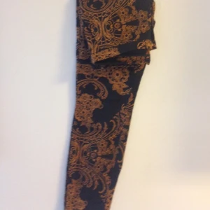  - Fantastiska byxor från Lindex! Blir man inte glad av detta mönster?! 😊 Snygg passform med fickor i sidan och smala ben. Helt oanvända pga fel storlek. 