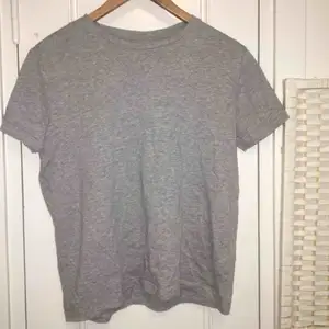 En vanlig hederlig grå skön t-shirt från lager 157. Ganska kort i magen. 