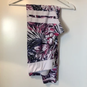 Träningstights Stronger - Träningstights från Stronger. Mycket stretch, passar stl M-XL. Mycket bra skick! Är i setet med träningstoppen i samma mönster, hela setet för 250kr.
