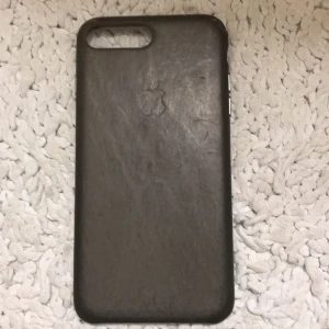 iPhone  - iPhone 6/7/8 plus skal, repor på men går fortfarande att använda äkta från Apple och äkta läder💕