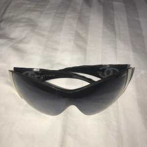 Chanel solglasögonen  - 👉Tryck på kommentarerna och skriv att du vill köpa under bilden för att köpa. Inget budkrig utan först till kvarn. Betalning sker via Swish   📦Skickas mot spårbar frakt! Fraktkostnad får du reda på när du vill köpa. #tröja #mode  