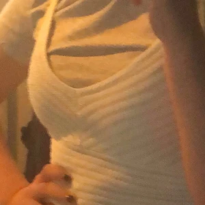 Bikbok linne strl: XS - Det är ett linne som är gjord för att ha på sommaren, det är en såklallad beach modell. Köpt på Bikbok🥵🤩