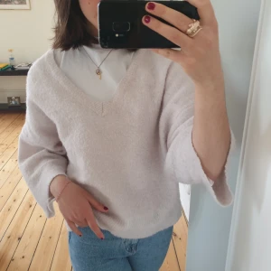 Ljus rosa väst - Säljer en jöttefin väst från bikbok med tre kvarts ärmar, materialet känns väldigt fint och lyxigt 💕😊 köptes för 399 kr