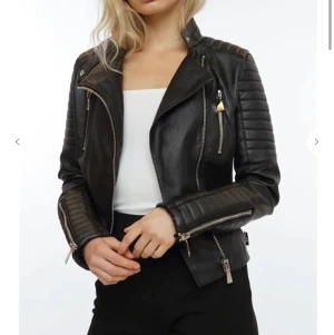 Skinnjacka - Storlek 38 skulle säga att dom är små i storlek då jag själv är 36 och 38 var för litet💕 jackan är i fint skick.💕 ny pris 699kr mitt pris 190kr