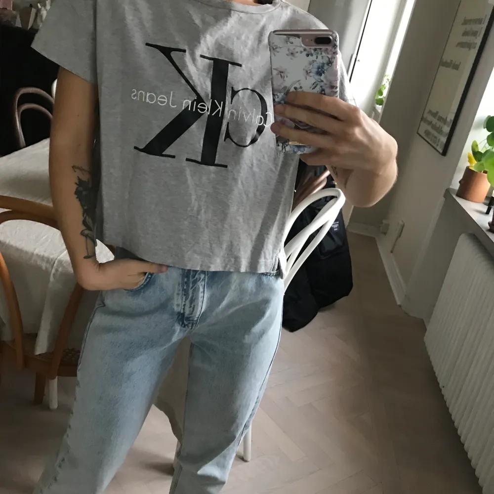Grå Calvin Klein t-shirt i nyskick. Passar även S. Kan mötas upp i Malmö annars står köparen för frakten 💖. T-shirts.