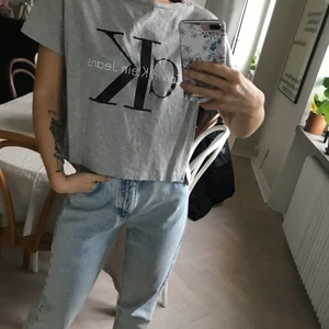 Calvin Klein t-shirt  - Grå Calvin Klein t-shirt i nyskick. Passar även S. Kan mötas upp i Malmö annars står köparen för frakten 💖
