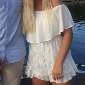 Somrig playsuit!  - säljer denna playsuit från ” Dennis maglic DM” , köpt för flera år sen men bara använt 2 gånger. Super fin byxdress men den har tyvärr blivit för liten för mig. Perfekt till studenten! I bra skick! 