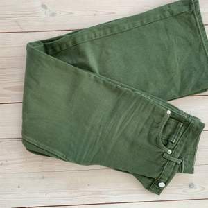 Supersnygga gröna jeans från Monki som tyvärr inte kommer till användning. Passar de med storlek S eftersom de har storlek 27 i midjan. Säljer för 80 kr + spårbarfrakt