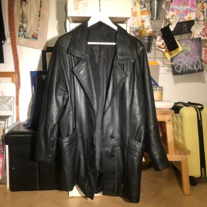 Läderjacka - Snyggt oversized,                              köparen står för frakten🌟